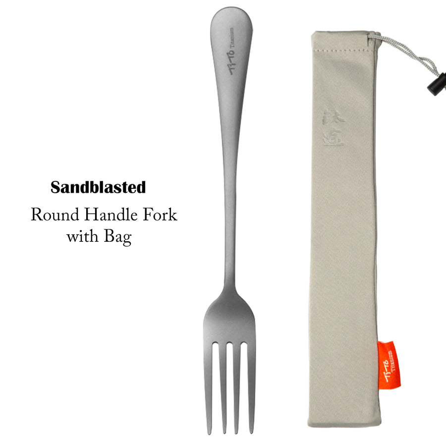 Sandblasted round handle fork with a carrying bag on a white background